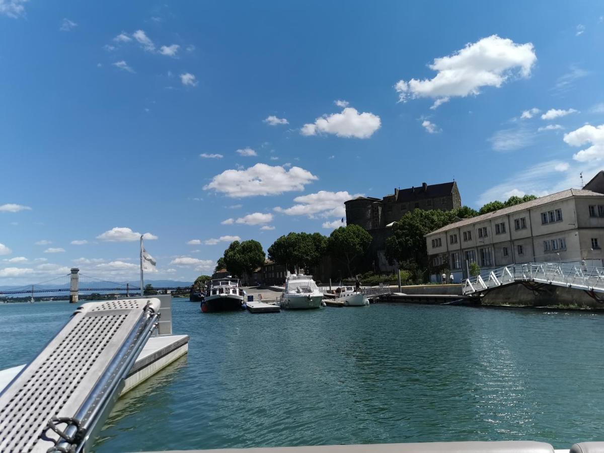 Aux pieds du Château Tournon-sur-Rhone Exterior foto